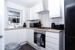 Holly - Telford - With Parking - Sleeps 8