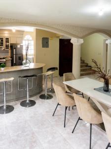 3BR Villa Newly Renovated-5 min to Playa Dorada H1