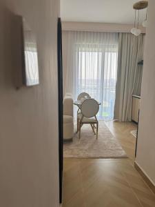 Luxury suites near Airport with pool gym Cityview