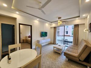 Relaxed 1BHK Retreat - Pool, Balcony, Secure Parking, Walk to Candolim Beach