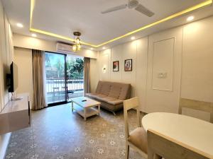 Relaxed 1BHK Retreat - Pool, Balcony, Secure Parking, Walk to Candolim Beach