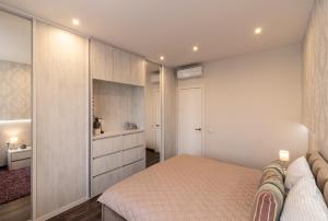 Апартаменты с двумя спальнями с завораживающим видом на Днепр возле Мост Сити