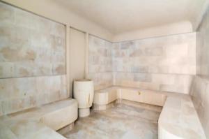 Bright luxurious flat with stunning view workspace