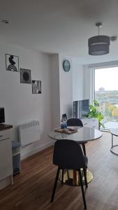 Penthouse height Flat, City View Balcony, Quiet, Free Wifi, Gym & More Minimalistic Home