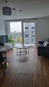 Penthouse height Flat, City View Balcony, Quiet, Free Wifi, Gym & More Minimalistic Home