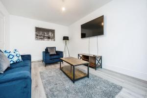 Spacious Luton Home Sleeps 8