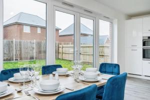 Spacious Luton Home Sleeps 8