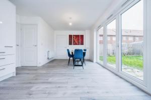 Spacious Luton Home Sleeps 8