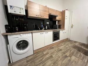 15-Min to Center, Simple 3BR & 1LR Apt with WIFI