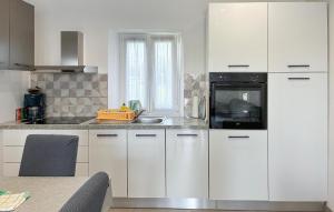 3 Bedroom Lovely Apartment In Sukosan 