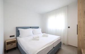 2 Bedroom Amazing Apartment In Privlaka