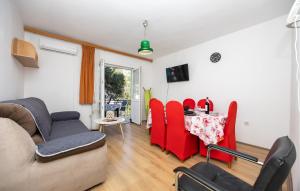 2 Bedroom Cozy Apartment In Podaca