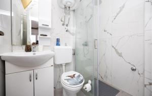 2 Bedroom Cozy Apartment In Podaca