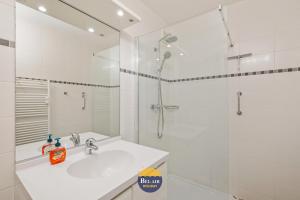 Stylish 2-bedroom apartment with panoramic sea view T13