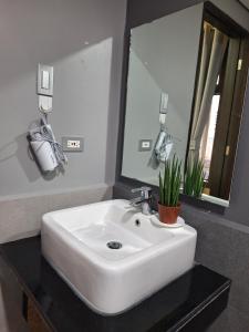 Three Bedroom The Radiance Manila Bay View with Pool and Free Parking