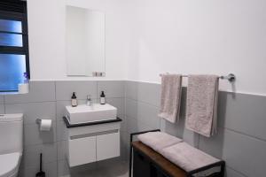 The Precinct Luxury Apartment - Waterfall