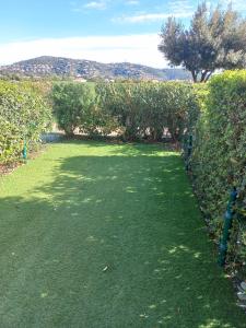 STUDIO Les ISSAMBRES vue sur le golfe de ST Tropez