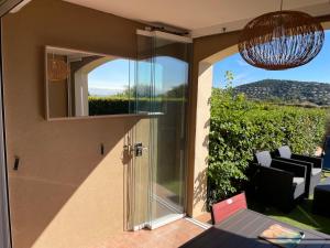 STUDIO Les ISSAMBRES vue sur le golfe de ST Tropez