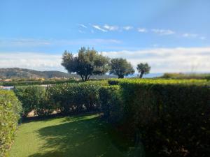 Appartement classé 2 étoiles, rez de jardin Les ISSAMBRES vue sur le golfe de St Tropez