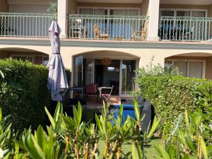 Appartement classé 2 étoiles, rez de jardin Les ISSAMBRES vue sur le golfe de St Tropez