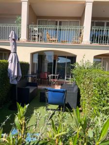 Appartement classé 2 étoiles, rez de jardin Les ISSAMBRES vue sur le golfe de St Tropez