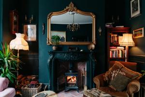 Bohemian Retreat by the Sea with wood burner, roll-top bath & leafy garden