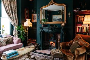 Bohemian Retreat by the Sea with wood burner, roll-top bath & leafy garden