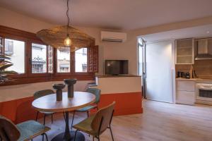 Steps from the Alhambra, Private Terrace & AC