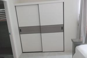 Beach-view 2 Bed Apartment Sleeps 4 - Free parking