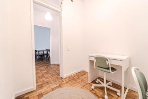 Urban Moura Flat by House and People