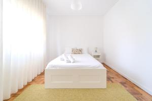 Urban Moura Flat by House and People