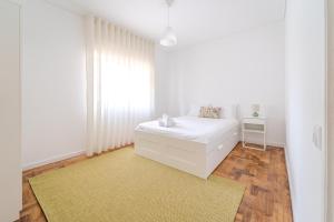 Urban Moura Flat by House and People