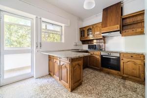 Urban Moura Flat by House and People