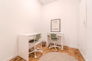 Urban Moura Flat by House and People