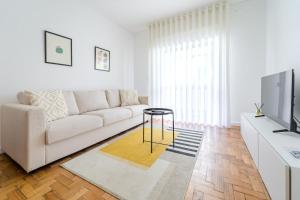 Urban Moura Flat by House and People