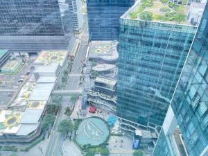 1BR Uptown Mall Fountain View Condo in Uptown BGC