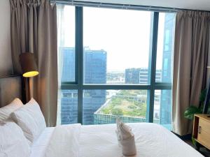 1BR Uptown Mall Fountain View Condo in Uptown BGC