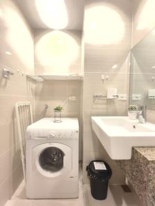 1BR Uptown Mall Fountain View Condo in Uptown BGC