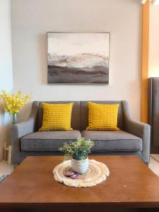 1BR Uptown Mall Fountain View Condo in Uptown BGC