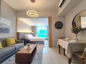 1BR Uptown Mall Fountain View Condo in Uptown BGC