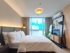 1BR Uptown Mall Fountain View Condo in Uptown BGC