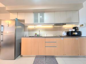 1BR Uptown Mall Fountain View Condo in Uptown BGC