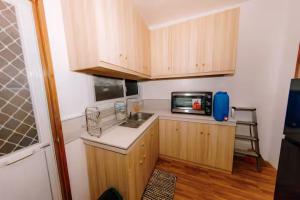 Modernong Bahay Kubo na may gitnang mainit at malamig na shower