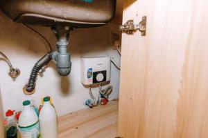 Modernong Bahay Kubo na may gitnang mainit at malamig na shower