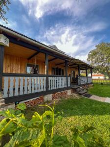 Котедж Шум Черемоша на березі річки