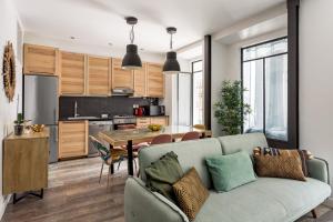 Modern 3BR w Terrace & BBQ – Near Tram 28 | By Airnest