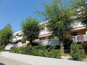 Flat with terrace close to beach