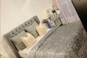 1 Bed Apartment Sleeps 2 - Free Parking