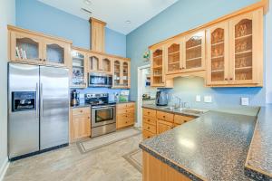 Sunset Central - Lake Norman Getaway with Dock