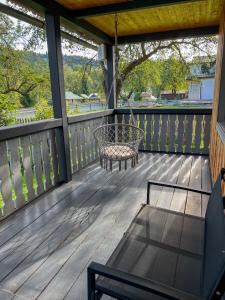 Котедж Шум Черемоша на березі річки